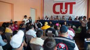 Trabajadores y dirigentes se reunieron ayer en la sede sindical de la Corporaci&oacute;n Nacional de Telecomunicaciones, en Quito para elaborar una propuesta. Foto: Marco Salgado / El Tel&eacute;grafo 