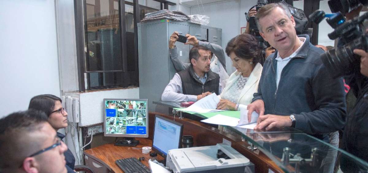 Andr&eacute;s P&aacute;ez present&oacute; denuncia contra Juan Pablo Pozo en el TCE
