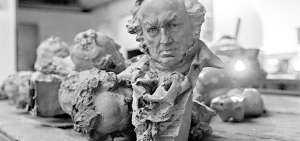 El premio de la Academia del cine espa&ntilde;ol consiste en un busto de Francisco de Goya elaborado en bronce por el escultor Jos&eacute; Luis Fern&aacute;ndez.