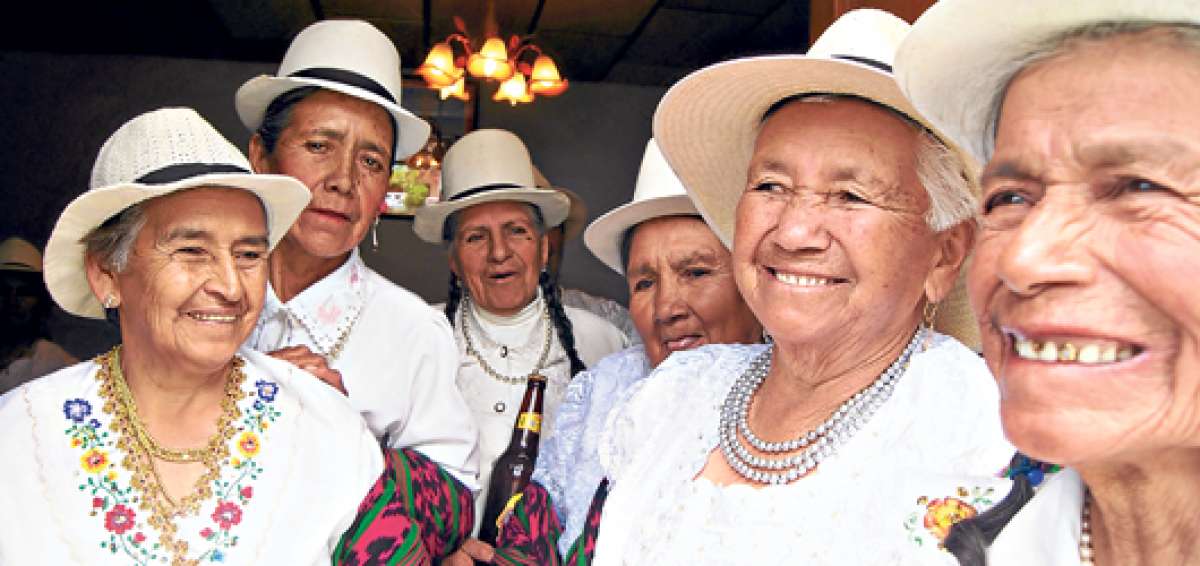 Las mujeres de la tercera edad, de la parroquia Las Nieves, en la provincia de Azuay, encontraron un espacio donde aprovechar su tiempo libre. Foto: Daniela Le&oacute;n.