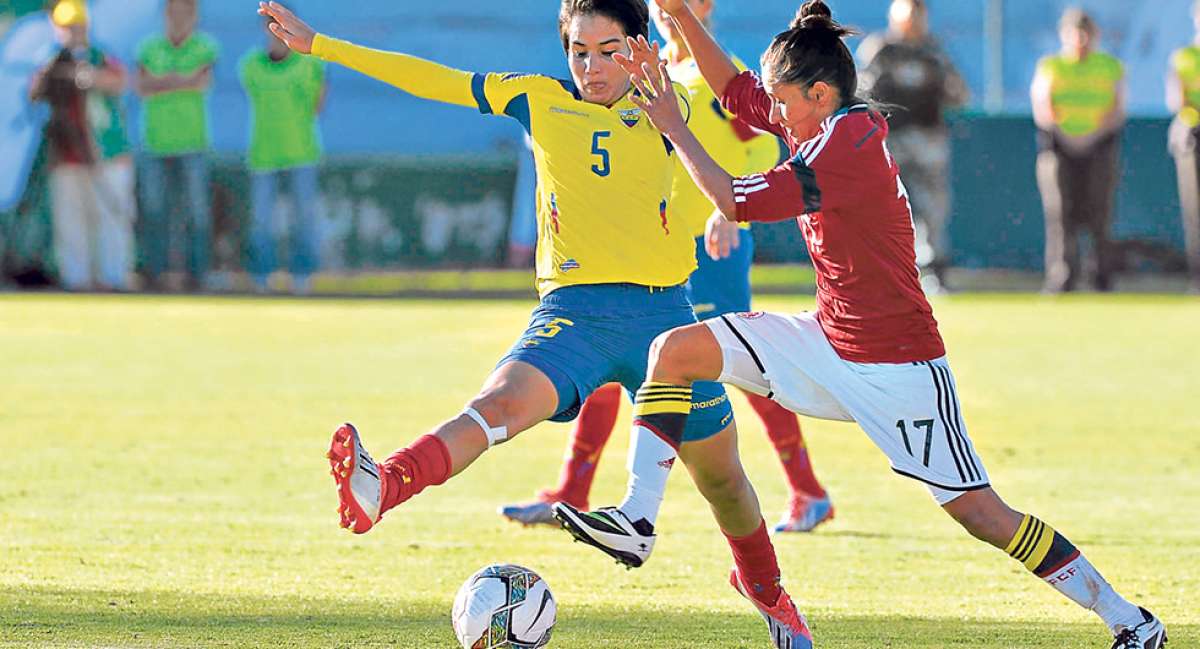 La volante central, Mayra Olvera (5), fue una de las m&aacute;s destacadas en el equipo nacional y estuvo precisa en la marcaci&oacute;n. Foto: Archivo