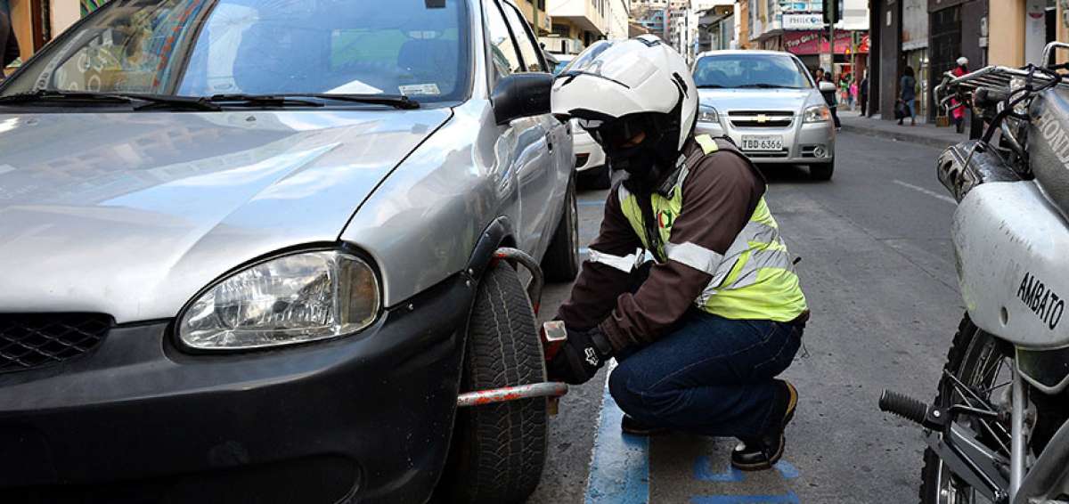 Exceder 2 horas de parqueo, sin renovar el ticket, se castiga con traslado del carro a los patios municipales.