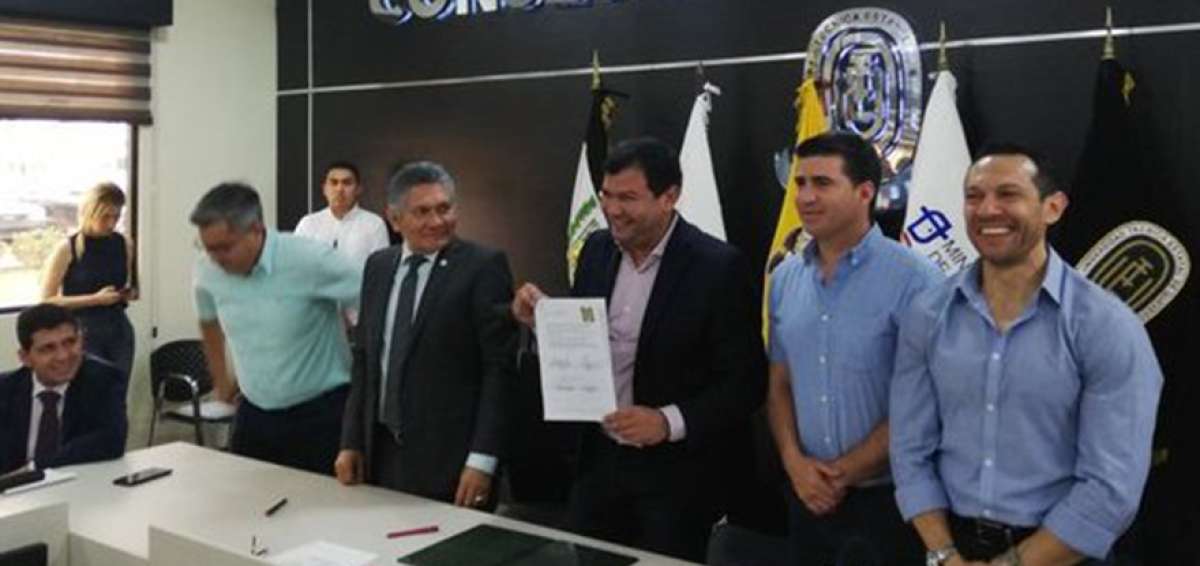 Agrocalidad firm&oacute; un convenio con la Universidad T&eacute;cnica de Quevedo, para tomar medidas que precautelen la seguridad agropecuario del pa&iacute;s.