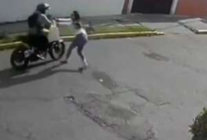La Policía encontró al antisocial tendido en el suelo. La moto que utilizaba estaba incendiada.