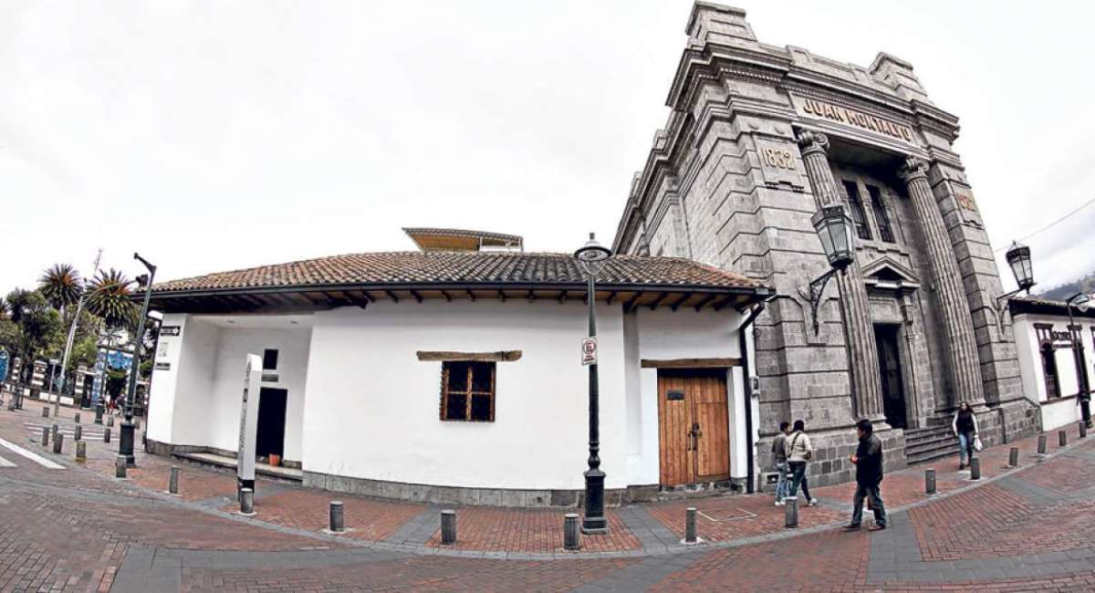 La casa museo y el mausoleo est&aacute;n juntos y se levantan en la calle Montalvo, entre la Bol&iacute;var y la Rocafuerte, en el centro de la capital tungurahuense.