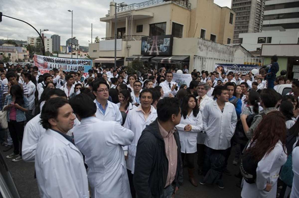 Un grupo de m&eacute;dicos marcharon en Quito. Foto: John Guevara / El Tel&eacute;grafo 