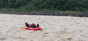 Bomberos rescataron a dos personas atrapadas en una isla en r&iacute;o Upano