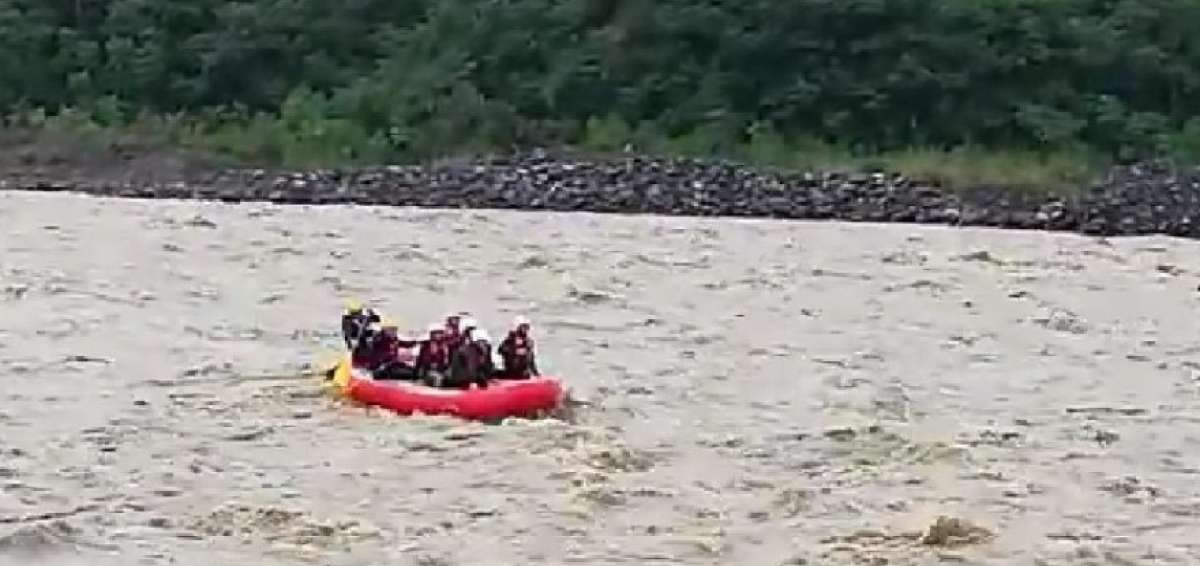 Bomberos rescataron a dos personas atrapadas en una isla en r&iacute;o Upano