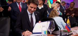 El ministro de Relaciones Exteriores, Guillaume Long, durante el encuentro entre cancilleres latinoamericanos y europeos.