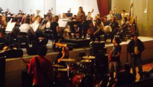 Una vista del ensayo de ayer de las bandas con la Orquesta Sinf&oacute;nica.
