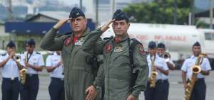  El comandante saliente, coronel Edwin Vargas (izq.), junto al entrante, teniente coronel Frank Cevallos, durante el cambio de mando.