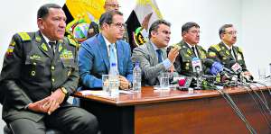 El ministro Jos&eacute; Serrano (c) es quien solicita al Presidente que designe al Comandante de la Polic&iacute;a Nacional. Foto: Miguel Jim&eacute;nez/ El Tel&eacute;grafo