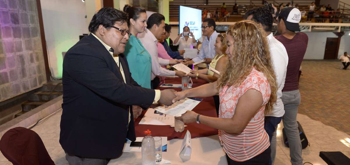 En Dur&aacute;n, 1.200 ciudadanos recibieron una certificaci&oacute;n tras asistir a clases durante marzo.