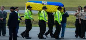 Miembros de la Polic&iacute;a Nacional se encargaron de bajar los f&eacute;retros del avi&oacute;n de la FAE.