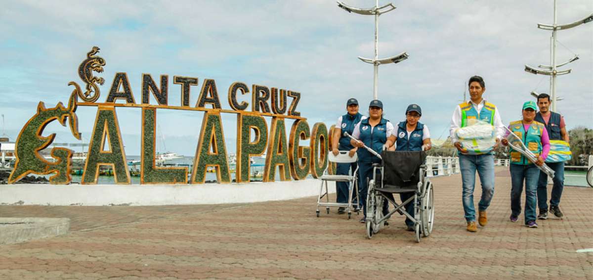 Un profesional que integra el programa M&eacute;dico del Barrio visit&oacute; los hogares junto a las delegadas de la misi&oacute;n &ldquo;Las Manuelas&rdquo;.