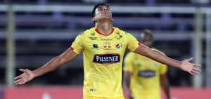 Con goles de Ely Esterilla y Xavier Arreaga (foto), Barcelona venci&oacute; ayer a Defensor Sporting, en el juego de ida de la segunda fase de la Copa Libertadores. El partido de vuelta ser&aacute; el martes 12 de febrero en el estadio Monumental.