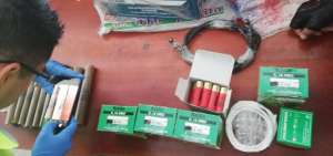 Los agentes muestran el material confiscado.
