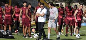 Carlos Alfaro Moreno, vicepresidente de Barcelona, dialoga con Guillermo Almada, DT del equipo principal.