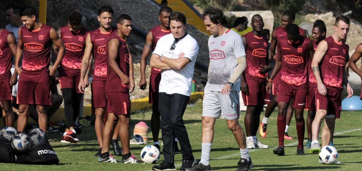 Carlos Alfaro Moreno, vicepresidente de Barcelona, dialoga con Guillermo Almada, DT del equipo principal.