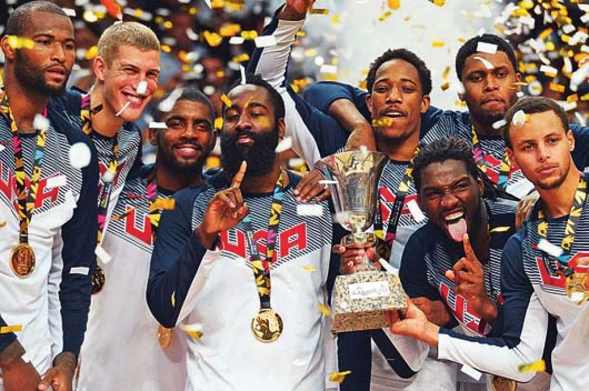 El escolta del combinado norteamericano, James Harden (centro), sostiene el trofeo de campe&oacute;n mundial. Foto: Afp