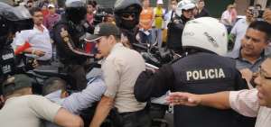 Tres manifestantes detenidos y taxistas multados en Guayaquil