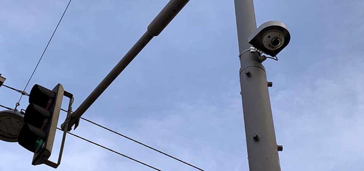 Los sensores detectan la presencia de personas y en segundos transmiten las im&aacute;genes a un ordenador, el cual regula el cambio de luces.