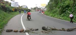 Pescadores, vendedores ambulantes, propietarios de peque&ntilde;os negocios cerraron la carretera E-20 entre Esmeraldas y Santo Domingo.