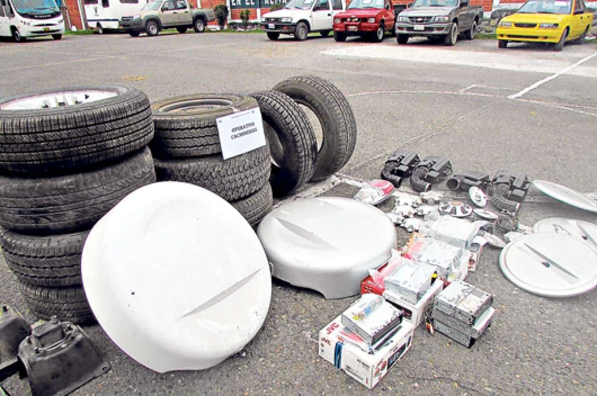 Evidencias encontradas por la Polic&iacute;a Nacional tras la captura de supuestos delincuentes que se dedicaban al robo de accesorios de veh&iacute;culos. Foto: Cortes&iacute;a
