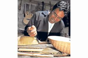 Dos meses le tom&oacute; a Jes&uacute;s Orellana elaborar un charango (instrumento musical) con forma de armadillo. Fotos: Jos&eacute; Luis Llivisaca / El Tel&eacute;grafo
