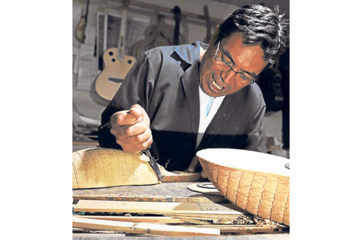 Dos meses le tom&oacute; a Jes&uacute;s Orellana elaborar un charango (instrumento musical) con forma de armadillo. Fotos: Jos&eacute; Luis Llivisaca / El Tel&eacute;grafo
