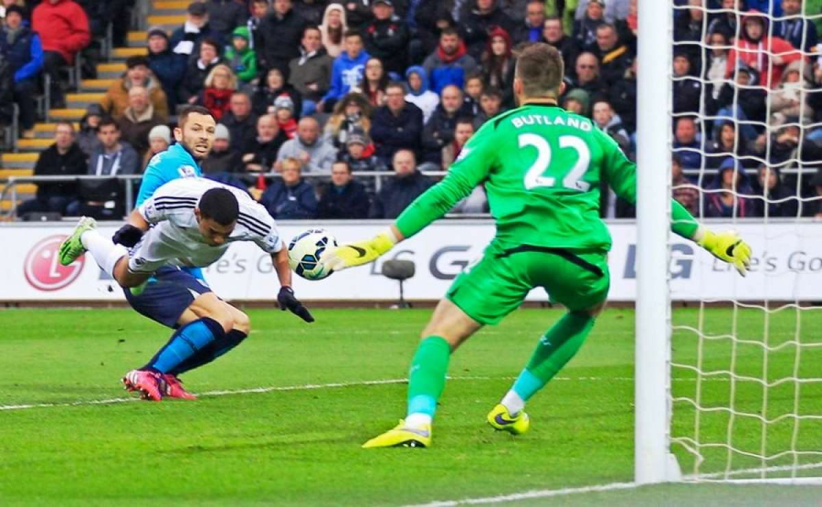 Montero defini&oacute; con una palomita tras centro por la derecha. Foto: @SwansOfficial
