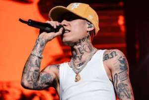 William Tesillo celebra el primer tanto de la goleada de Independiente Santa Fe frente a Emelec, a espaldas del portero Esteban Dreer.