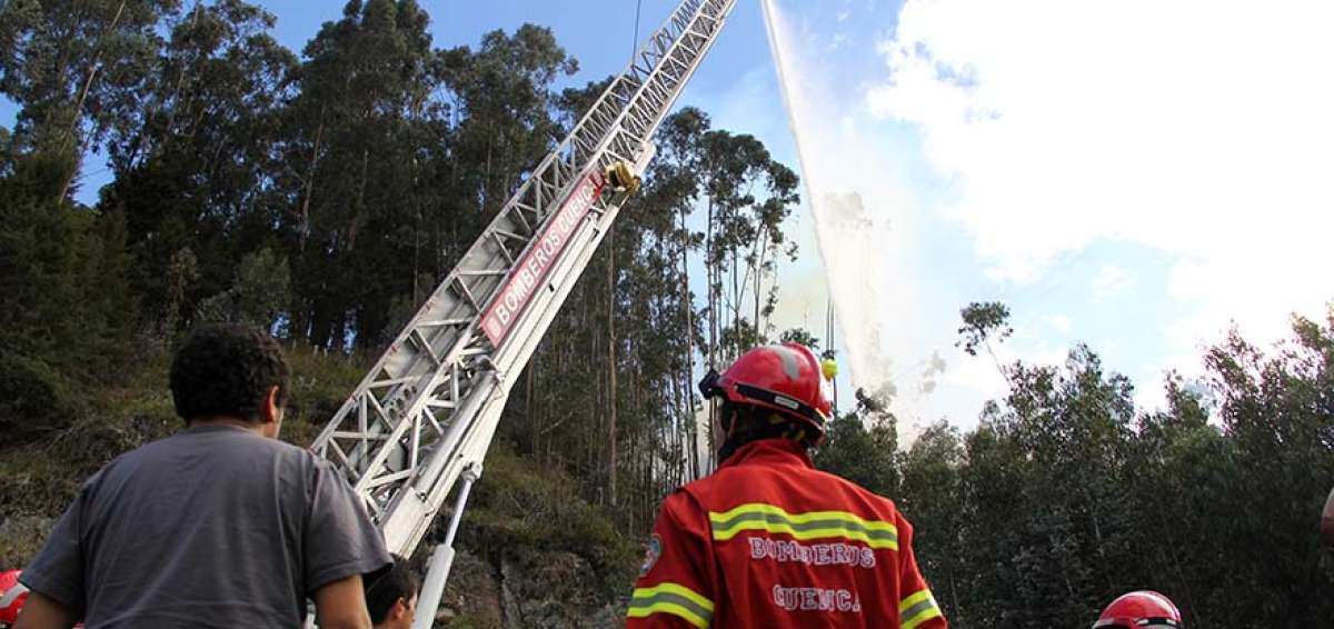 Elementos del Cuerpo de Bomberos de Cuenca han trabajado en todo el cant&oacute;n sofocando los incendios.