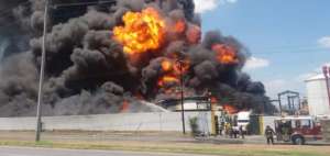 Evacuaron el Parque Industrial Escobedo por incendio en f&aacute;brica de qu&iacute;micos