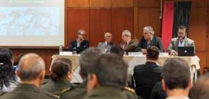 De izquierda a derecha: Freddy Rivera, Paco Moncayo, Claudio Rama, Norberto Emmerich y Diego P&eacute;rez, durante el conversatorio sobre el rol de las  FF.AA. en Iaen.