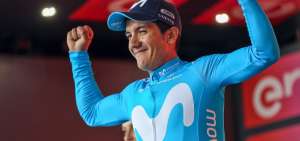 El ciclista ecuatoriano Richard Carapaz (celeste) eleva los brazos tras ganar la octava etapa del Giro de Italia que termin&oacute; este domingo 27 de mayo con la victoria absoluta del brit&aacute;nico Chris Froome.
