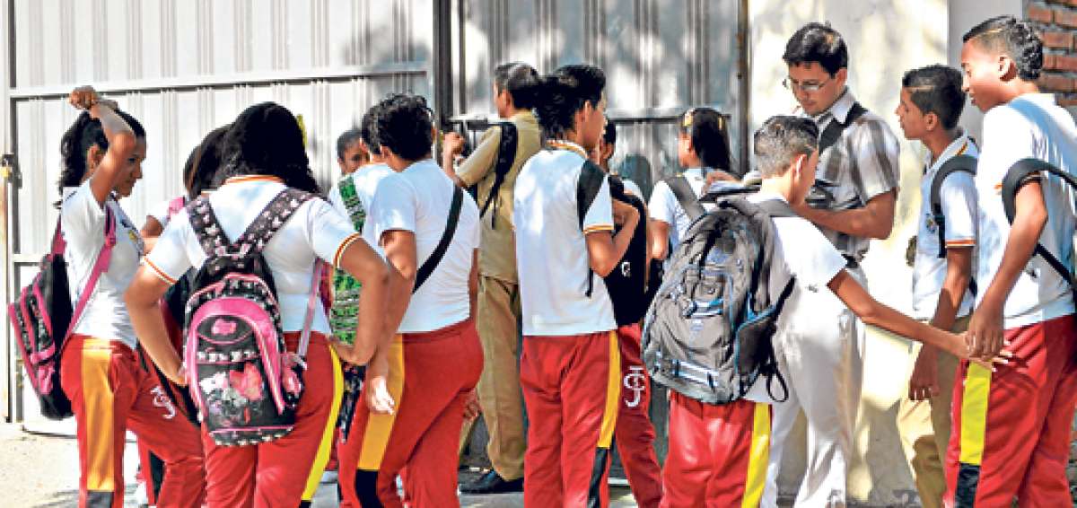 Los alumnos aprovechan el recreo para dialogar con los profesores acerca de lo acontecido en clases. Foto: Rodolfo P&aacute;rraga / El Tel&eacute;grafo