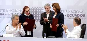 Los presidentes Len&iacute;n Moreno y Juan Manuel Santos aplauden luego de la firma de la Declaraci&oacute;n de Pereira, donde se realiz&oacute; el gabinete binacional entre Colombia y Ecuador para profundizar las relaciones.