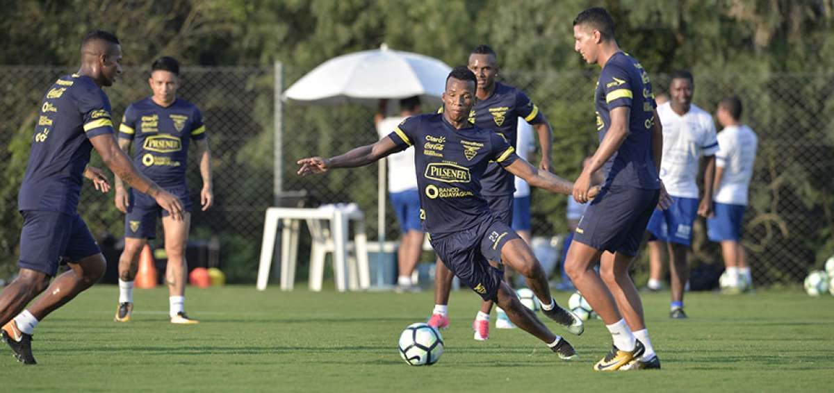 El defensa Dar&iacute;o Aimar (c) intenta quitarle la pelota a sus compa&ntilde;eros en un entrenamiento en Porto Alegre. 