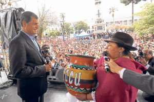 Como s&iacute;mbolo de respaldo a la Ley de Recursos H&iacute;dricos, la presidenta de Comich, Delia Caguano, le entreg&oacute; a Rafael Correa una vasija de barro con agua. Foto: Andr&eacute;s Darquea / El Tel&eacute;grafo
