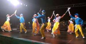 El Ballet Regional Folcosta durante una presentaci&oacute;n de danzas folcl&oacute;ricas de los pueblos montuvios de la Costa. El director Gonzalo Freire est&aacute; a cargo de los trajes y la coreograf&iacute;a.