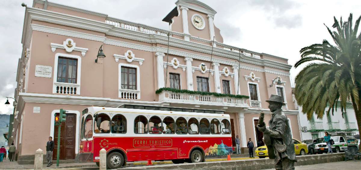 El parque central de Guaranda es uno de los sitios preferidos por los visitantes. All&iacute; est&aacute; la estatua del Taita Carnaval y el Municipio, que integran la Ruta del Ferri Tur&iacute;stico.