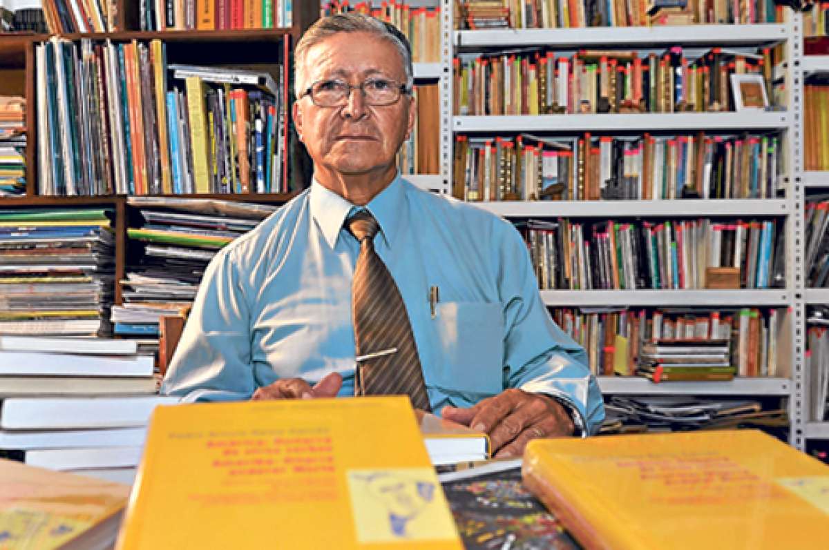 El historiador ambate&ntilde;o se ha destacado como investigador, poeta, docente y cronista. Hace 6 meses viaj&oacute; a Austria para presentar uno de sus recientes libros. Foto: Roberto Ch&aacute;vez / El Tel&eacute;grafo