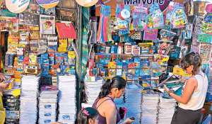 En las papeler&iacute;as y mercados de Guayaquil los ciudadanos solicitaron cuadernos universitarios nacionales, los cuales cuestan entre $ 1 y $ 1,10, similar a 2014. Foto: Jos&eacute; Mor&aacute;n / El Tel&eacute;grafo