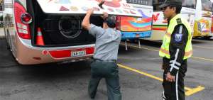 Agentes de la Polic&iacute;a Nacional de Pichincha realizan controles en las terminales de buses y en las v&iacute;as que se dirigen hacia las playas.