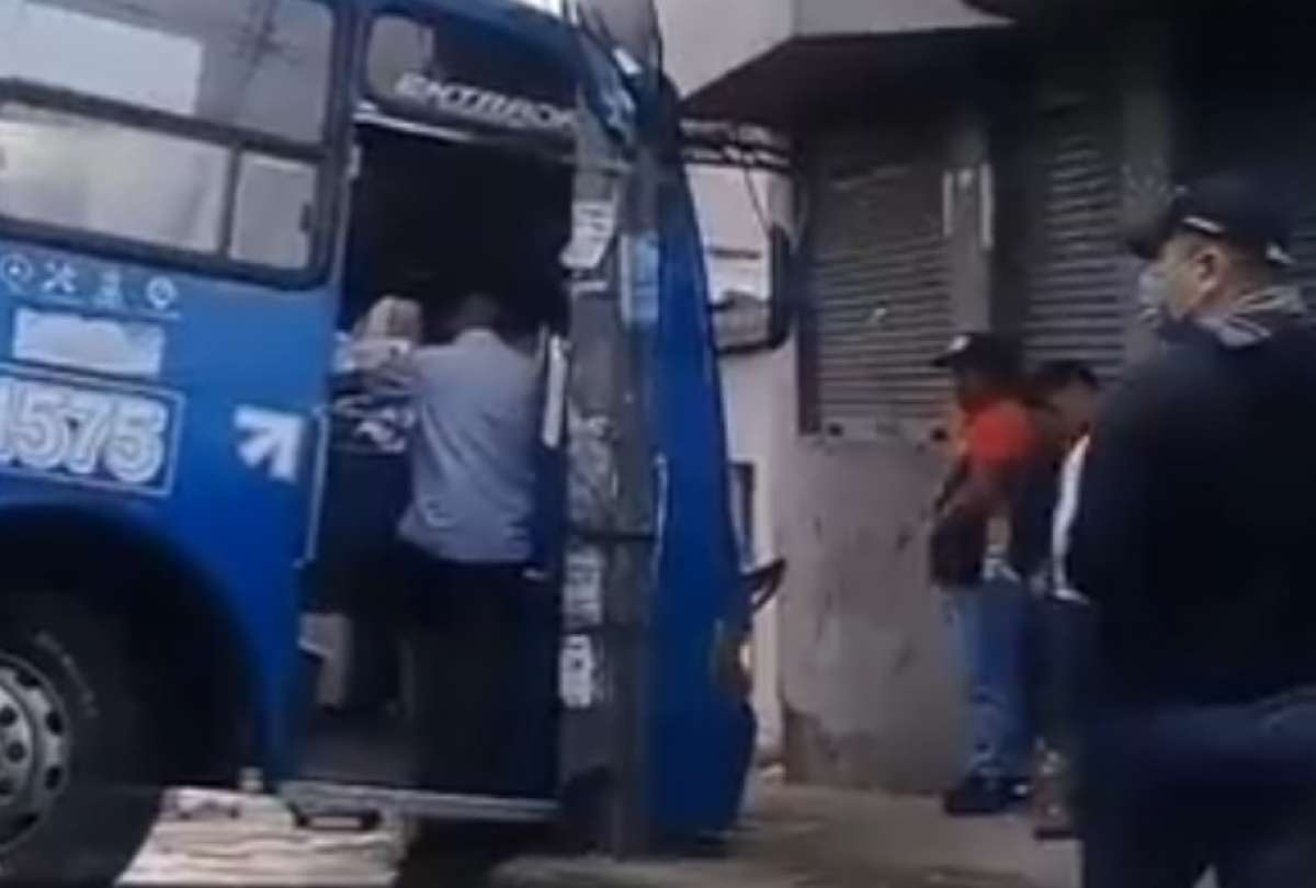 Conductor de bus en estado est&iacute;lico casi se impacta contra una vivienda