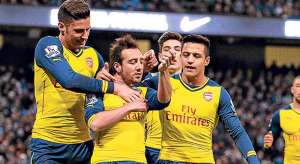 El franc&eacute;s Olivier Giroud (izq.), el espa&ntilde;ol Santi Cazorla (centro) y el chileno Alexis S&aacute;nchez festejan la apertura del Arsenal en el marcador contra el Manchester City.