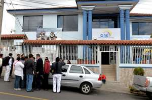 El ajetreo continuaba ayer en las juntas intermedias instaladas en establecimientos educativos de diversos sectores de Ambato. Foto: Roberto Ch&aacute;vez |  El Tel&eacute;grafo