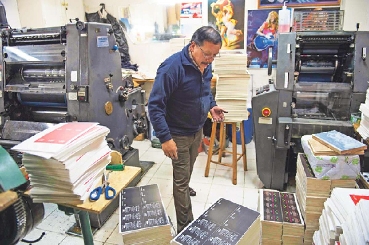 Miguel Santacruz, operario de una de las empresas gr&aacute;ficas ubicadas en el Barrio Am&eacute;rica, conocido tradicionalmente como el de las imprentas por la proliferaci&oacute;n de este tipo de negocios. Foto: Fernando Sandoval/ El Tel&eacute;grafo
