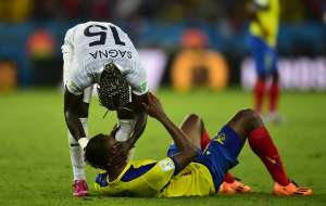 Bacary Sagna consuela a Minda luego de la eliminaci&oacute;n de Ecuador del Mundial Brasil 2014. Foto: AFP